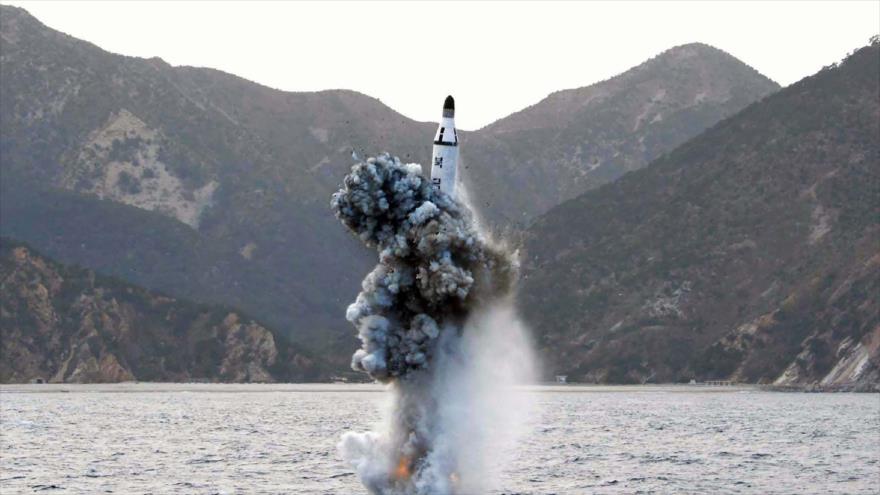 Una imagen difundida el 24 de abril de 2016, por la agencia norcoreana de noticias KCNA que demuestra el lanzamiento de un misil balístico subacuático (SLBM) desde un submarino, 23 de abril de 2016.