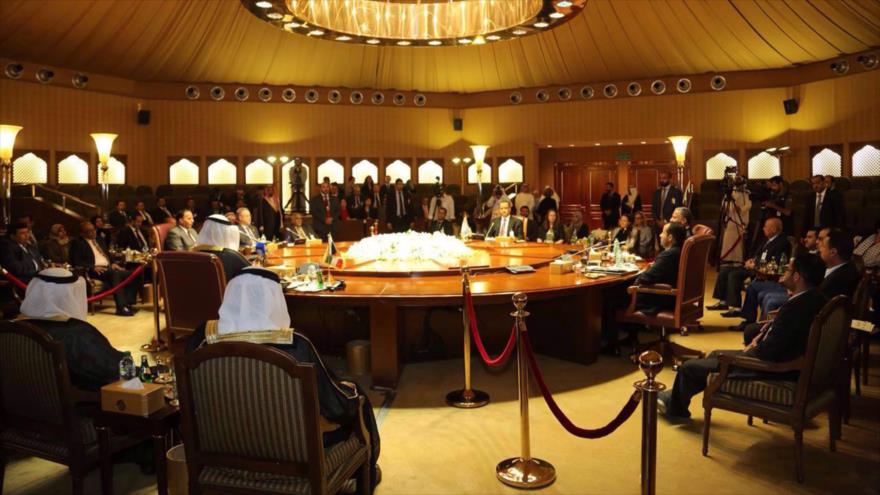 Reunión de los opositores y representantes del expresidente fugitivo de Yemen con los funcionarios de la ONU en la ciudad de Kuwait, 21 de abril de 2016.