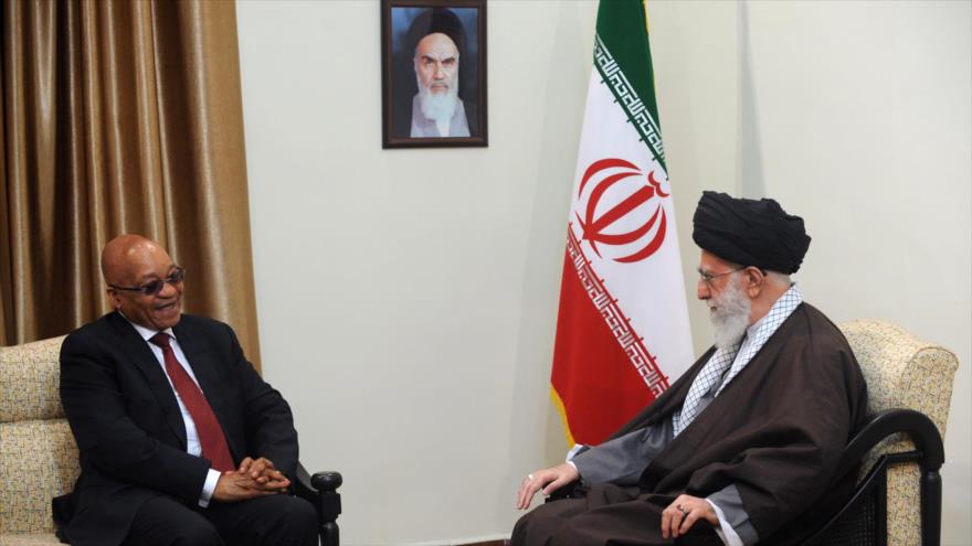 El Líder de la Revolución Islámica de Irán, el ayatolá Seyed Ali Jamenei (dcha.), se reúne con el presidente de Sudáfrica, Jacob Zuma, en Teherán, capital iraní, 24 de abril de 2016.