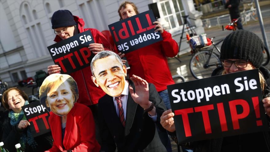 Opositores al Acuerdo Transatlántico de Libre Comercio e Inversiones (TTIP, en inglés) se manifiestan en la ciudad alemana de Hannover, 24 de abril de 2016.