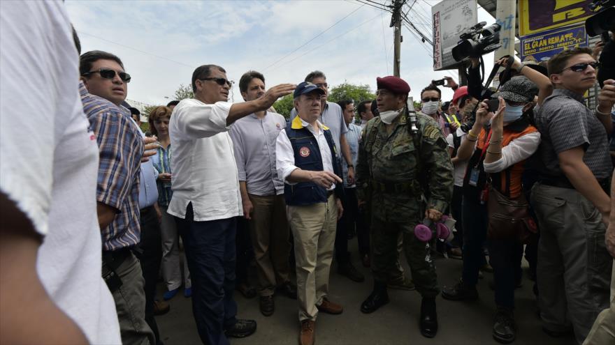 El presidente colombiano, Juan Manuel Santos, acompañó a su homólogo ecuatoriano, Rafael Correa, en un recorrido por una de las zonas afectadas por el sismo en Manta, Ecuador, 24 de abril de 2016.