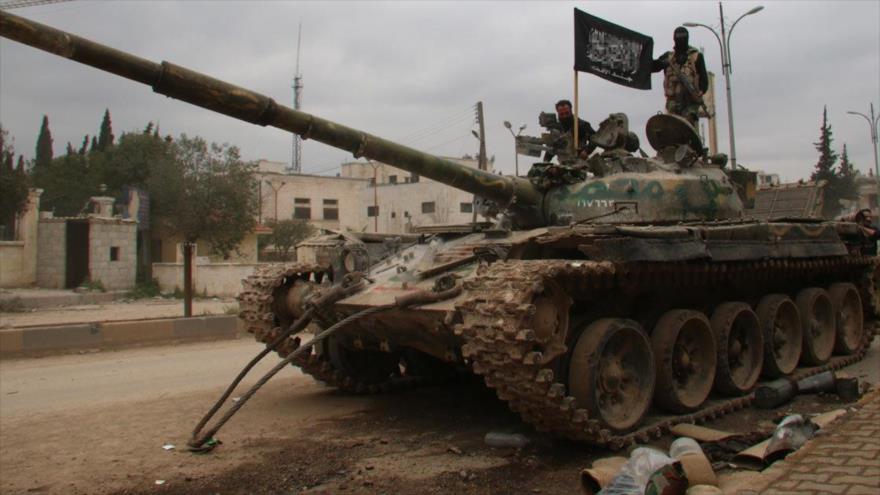 Integrantes del grupo terrorista Frente Al-Nusra, rama siria de Al-Qaeda, a bordo de un tanque.