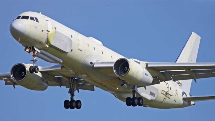 Avión de reconocimiento ruso Tu-214R.