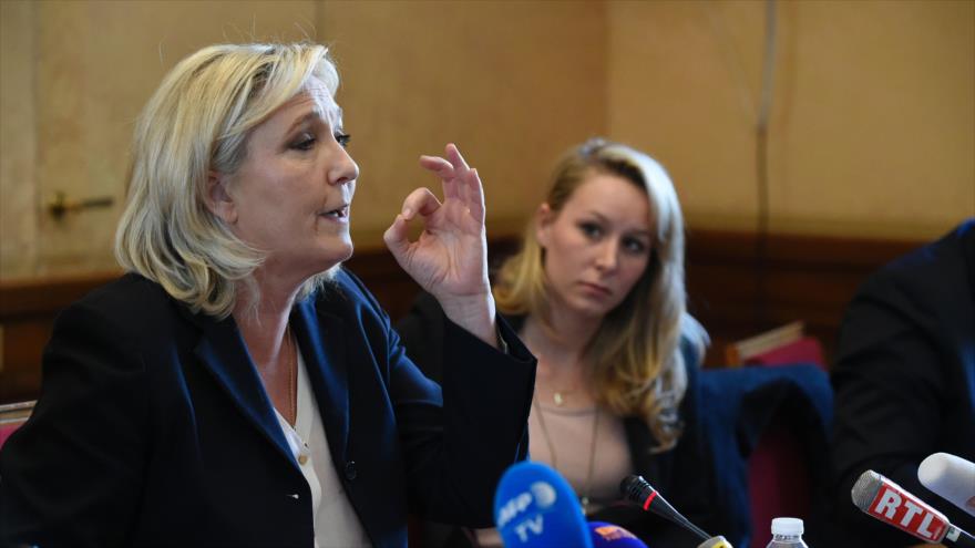 La presidenta del Frente Nacional francés, Marine Le Pen, habla en una rueda de prensa en la capital francesa, París, junto a su sobrina y diputada del partido Marion Maréchal-Le Pen, 7 de abril de 2016.