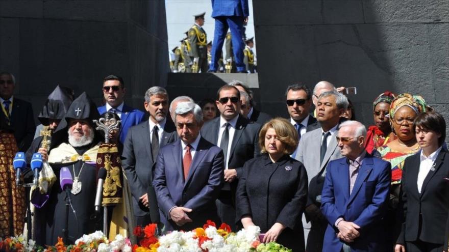 Autoridades armenias e invitados prominentes de todo el mundo conmemoran a las víctimas de la masacre de armenios perpetrada por los turcos otomanos en 1915, 24 de abril de 2016.