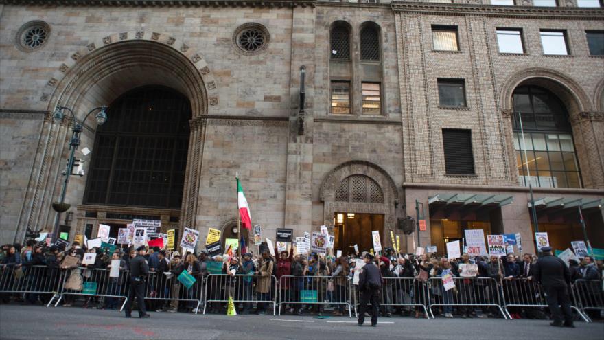 Neoyorquinos se concentran en las inmediaciones de la terminal Grand Central para mostrar su oposición a la posible candidatura presidencial del magnate Donald Trump, 14 de abril de 2016.