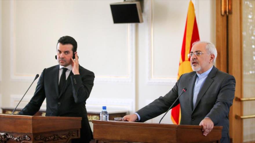 El canciller macedonio, Nikola Poposki (izquierda), y su par iraní, Mohamad Yavad Zarif, ofrecen una rueda de prensa en Teherán, el 25 de abril de 2016.