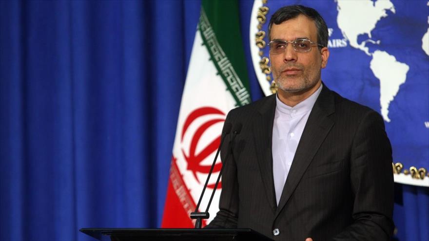 El portavoz de la Cancillería de Irán, Husein Yaberi Ansari, durante una rueda de prensa en la capital iraní, Teherán, 25 de abril de 2016.