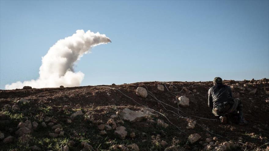 Miembros de la oposición armada siria lanzan un misil.