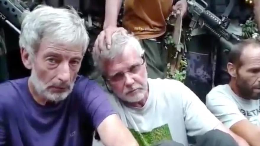 Rehén canadiense John Ridsdel (centro) murió a manos de los terroristas filipinos de Abu Sayyaf —afiliados a la banda terrorista EIIL (Daesh, en árabe)—, 25 de abril de 2016.