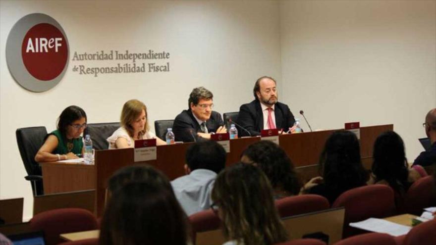 Una seción de la Autoridad Independiente de Responsabilidad Fiscal (AIReF), presidido por José Luis Escrivá (segundo de dcha.).