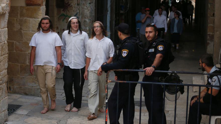 Colonos israelíes entran en la Explanada de la Mezquita Al-Aqsa.