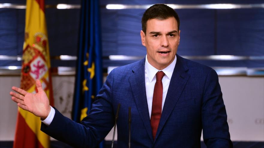 El líder del Partido Socialista Obrero Español (PSOE), Pedro Sánchez, ofrece un discurso en el Congreso de España tras su reunión con el rey Felipe VI en el palacio de La Zarzuela, 26 de abril de 2016.
