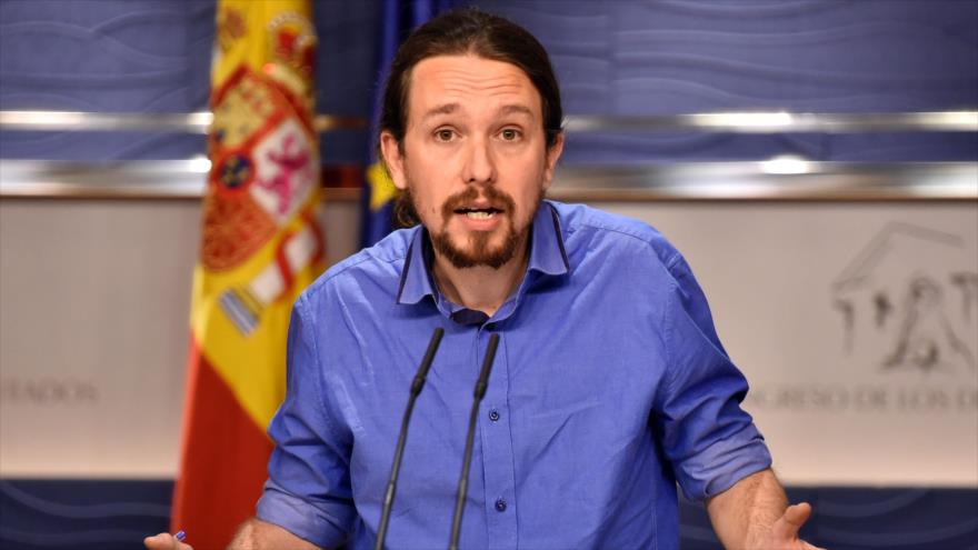 El líder del partido español Podemos, Pablo Iglesias, ofrece un discurso en el Congreso de España tras su reunión con el rey Felipe VI en el palacio de La Zarzuela, 26 de abril de 2016.