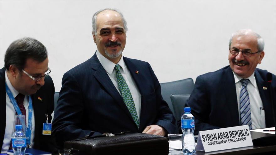 Bashar al-Yafari, jefe de la delegación del Gobierno sirio en los diálogos de paz, durante una reunión con el enviado de la ONU para Siria, Staffan de Mistura, en la ciudad suiza de Ginebra, 26 de abril de 2016.