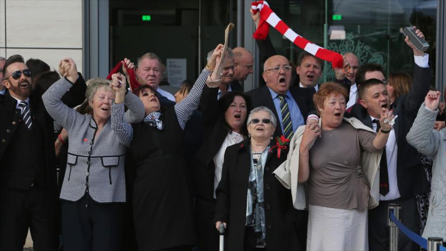 Los familiares de las víctimas de la tragedia de Hillsborough celebran fallo del jurado, 26 de abril de 2016.
