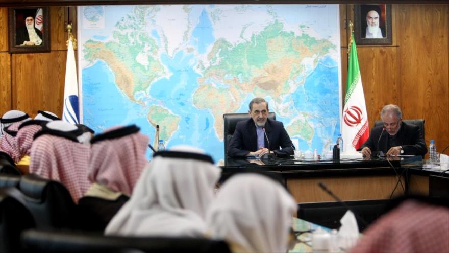 El director del Centro de Estudios Estratégicos del Consejo de Discernimiento del Sistema de la República Islámica de Irán, Ali Akbar Velayati (segundo por la derecha), durante una reunión con un grupo de diputados y jefes tribales sirios en Teherán (Irán), 27 de abril de 2016.