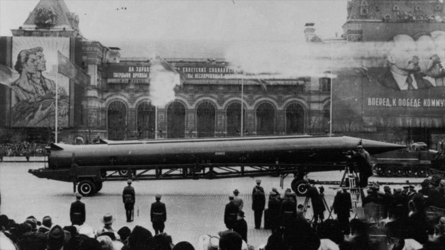 Un misil balístico nuclear R-12 de la Unión Soviética.