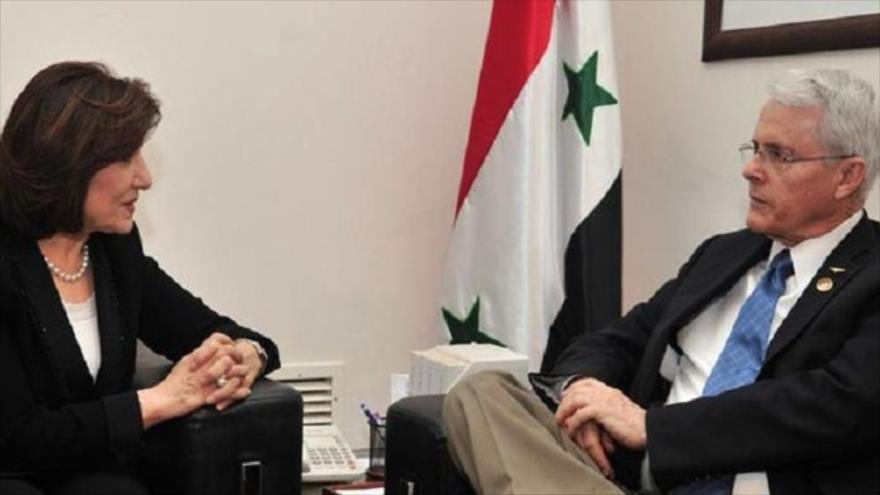 Bouthaina Shaaban, asesora política y de medios de comunicación presidencial de Siria, recibe al senador estadounidense para el Estado de Virginia, Richard Hayden "Dick" Black.