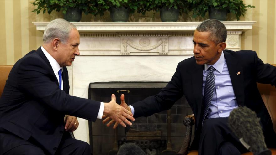 El primer ministro israelí, Benjamin Netanyahu (izda), y el presidente de EEUU, Barack Obama, se dan la mano durante un encuentro en la Casa Blanca.