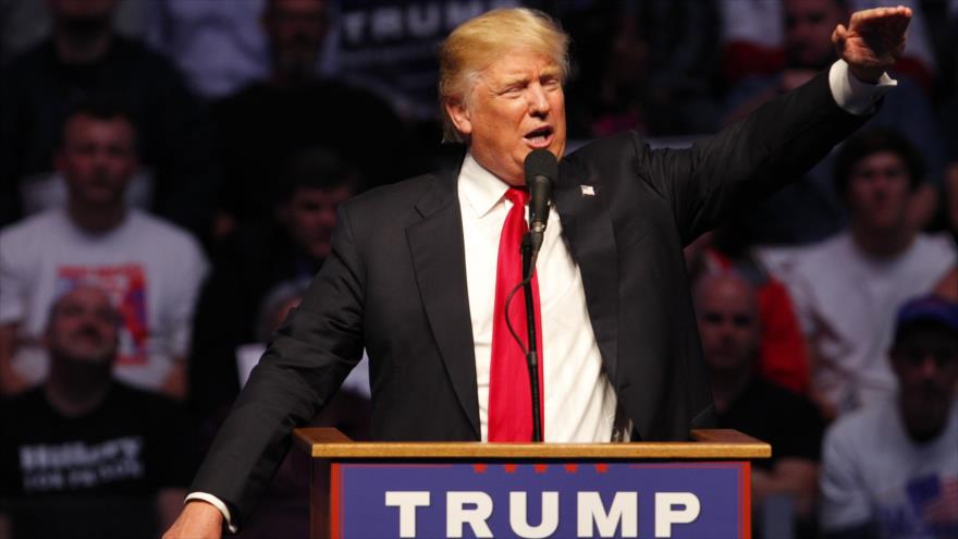 El precandidato republicano a la Presidencia de EE.UU., Donald Trump, pronuncia un discurso en Washington, 27 de abril de 2016.