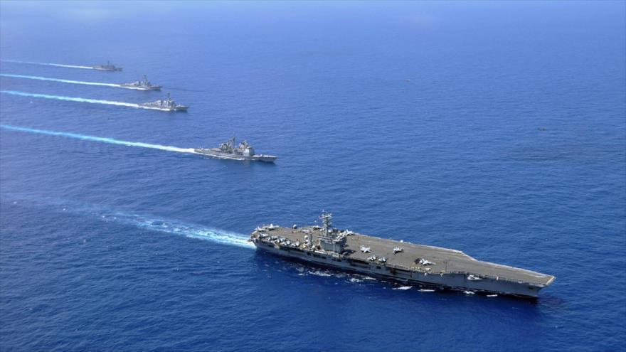 Buques de guerra estadounidenses y uno de sus portaaviones en las aguas del mar de China Meridional.