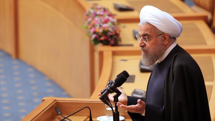El presidente de Irán, Hasan Rohani, ofrece un discurso en Teherán (capital) con motivo del Día Nacional de los Consejos Islámicos Provinciales y los alcaldes de las capitales de las provincias persas, 28 de abril de 2016.