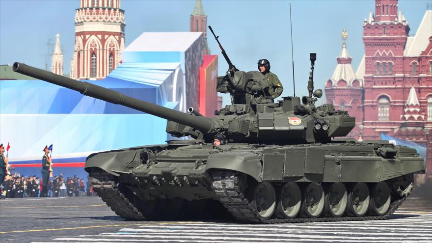 Un tanque de combate T-90 durante una marcha militar en Moscú, capital rusa.