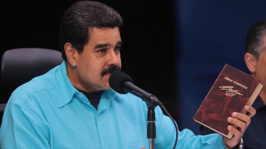 El presidente de Venezuela, Nicolás Maduro, desde la Refinería de Puerto La Cruz, en Anzoátegui, durante una asamblea con petroleros de la zona, 28 de abril 2016.