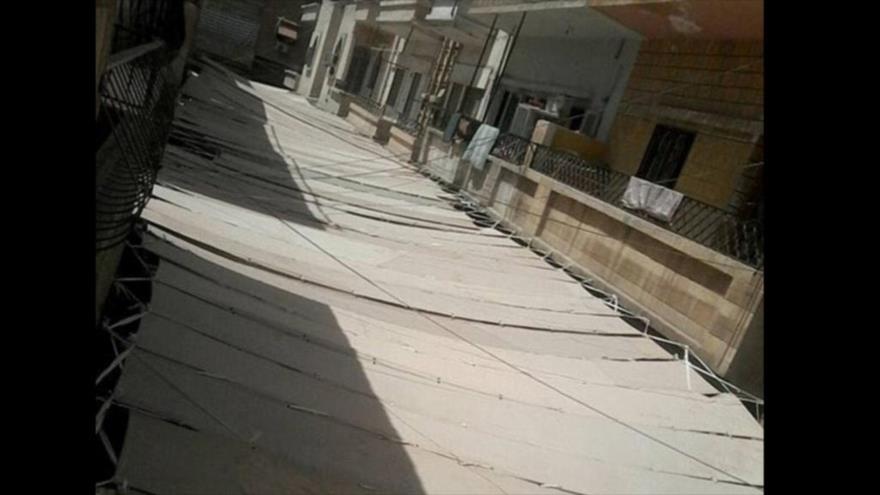 Los terroristas del EIIL (Daesh, en árabe) cubren con lona las calles de la ciudad siria de Al-Raqa.