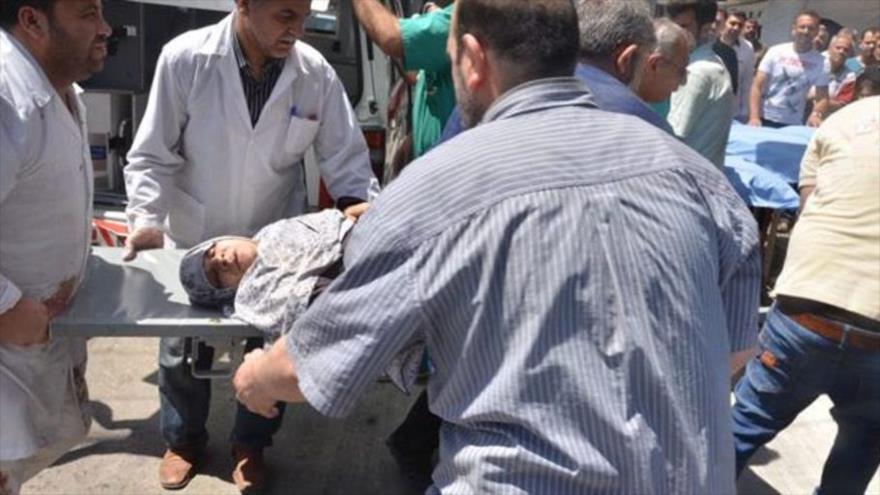 Foto publicada por la agencia siria de noticias SANA muestra a civiles y equipos médicos trasladando a las víctimas de ataque con proyectiles contra una mezquita en Alepo, 29 de abril de 2016.