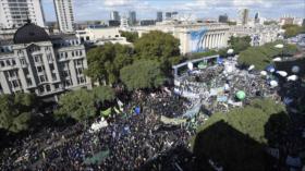 Miles de argentinos se movilizan contra Macri por despidos
