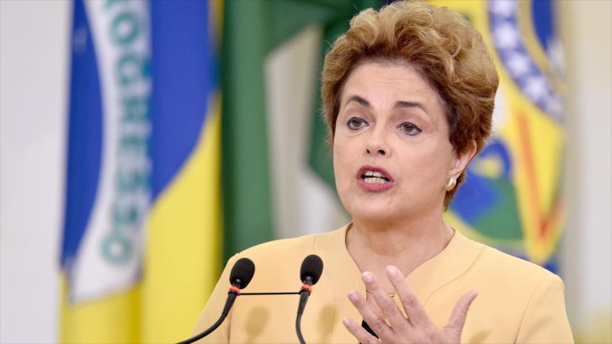 La presidenta brasileña, Dilma Rousseff, durante un encuentro con los profesionales de la salud del programa social “Más Médicos” en Brasilia (la capital de Brasil), 29 de abril de 2016.