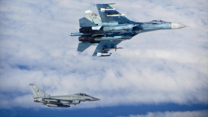 Un Sujoi ruso Su-27 y un caza Typhoon británico se encuentran sobre el Báltico, junio de 2014.
