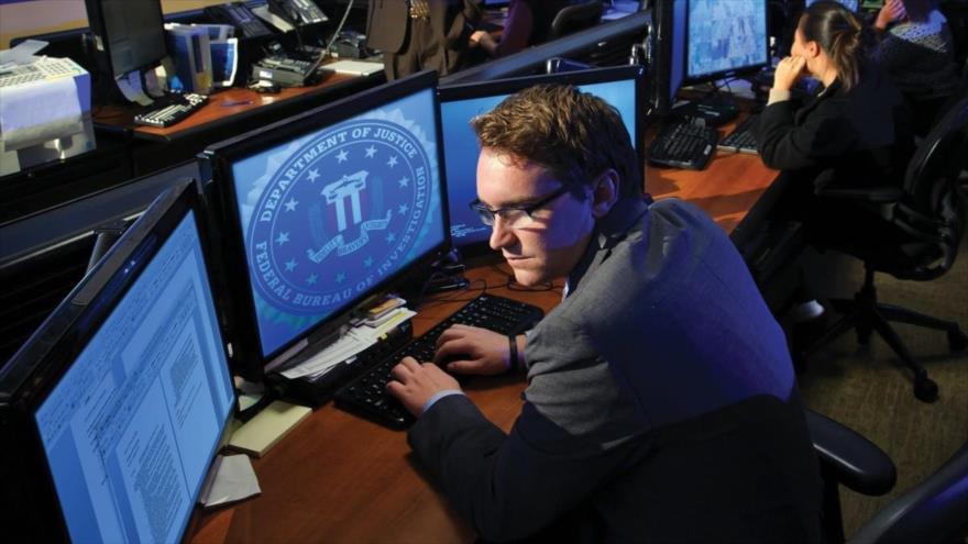 Un empleado del Buró Federal de Investigaciones (FBI, por sus siglas en inglés).