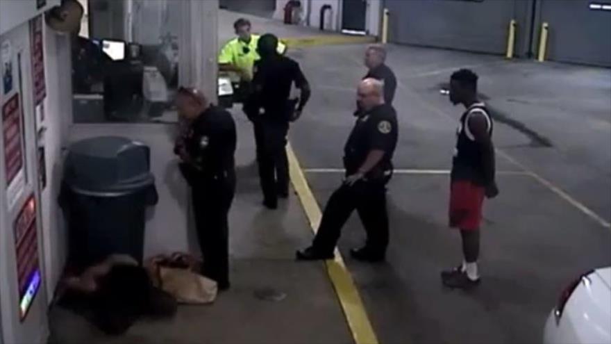 Imagen captada de un video en el que se muestra cómo un policía estadounidense golpea de manera violenta a una mujer en el estado suroriental de Florida.