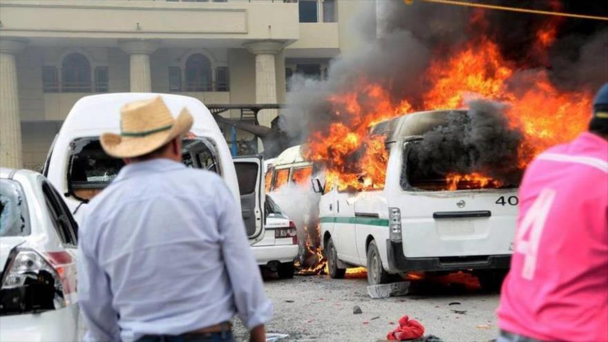 Varios vehículos de transporte público fueron incendiados tras un enfrentamiento entre la Coordinadora Estatal de Transportistas Independientes del estado mexicano de Guerrero y la Confederación de Organizaciones y Sitios de Transportistas del Estado, 28 de abril de 2016.
