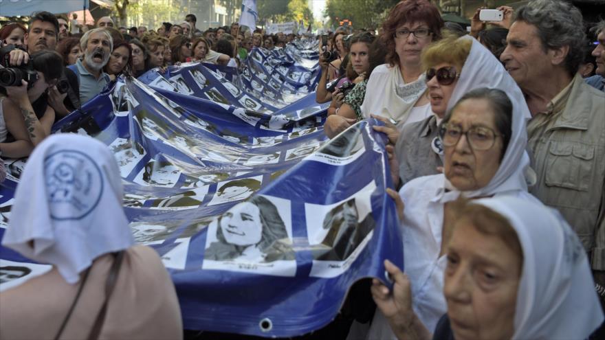 Una marcha de miembros de la asociación humanitaria de las Madres de la Plaza de Mayo en Buenos Aires, capital de Argentina, 24 de marzo 2016.