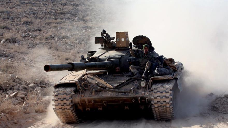 Tanque del Ejército sirio en los suburbios de Alepo. 