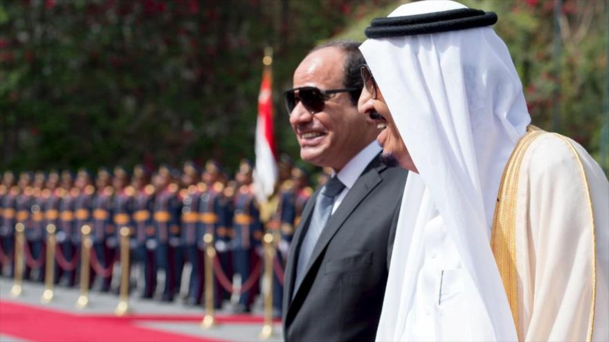 El presidente egipcio, Abdel Fatah al-Sisi (izda.) y el rey saudí, Salman bin Abdulaziz Al Saud. 