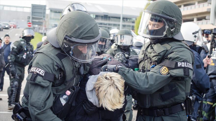 La policía alemana detiene a un manifestante contra el congreso de xenófobos AfD en Stuttgart (sur). 30 de abril de 2016