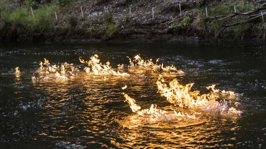 Un segmento del vídeo en que el Jeremy Buckingham, diputado del partido Verde de Australia, prendió fuego al rio Condamine.