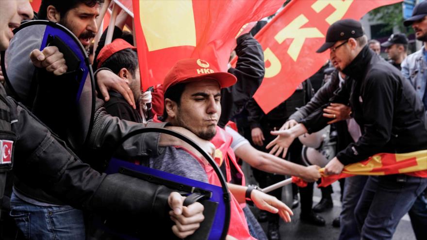 Manifestantes turcos chocan con la policía durante una manifestación con el motivo de Día de los Trabajadores en Besiktas, un municipio de la ciudad turca de Estambul, 1 de mayo de 2016.