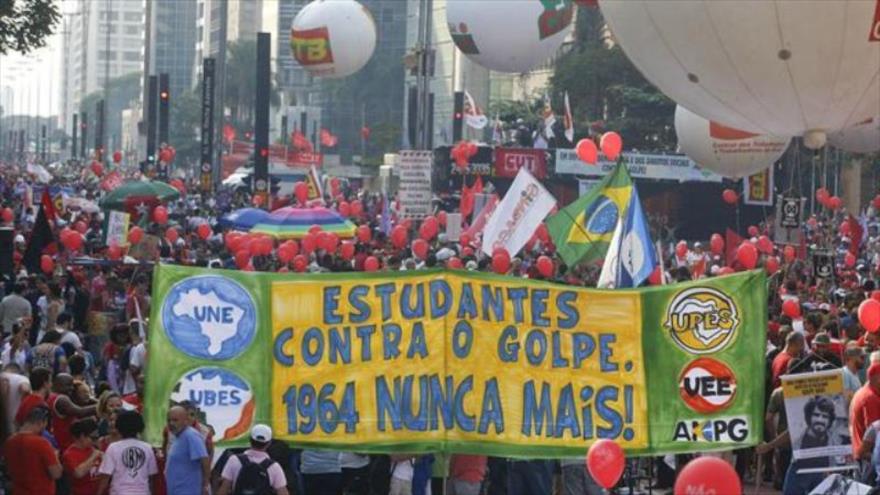 Masivas movilizaciones en apoyo a la presidenta de Brasil, Dilma Rousseff, 30 de abril 2016.