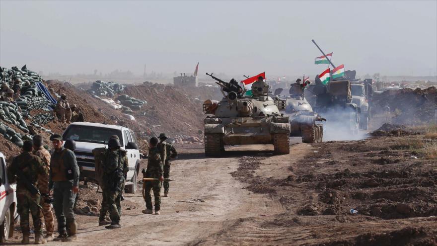 Fuerzas kurdas iraquíes toman posición durante una operación para recuperar el pueblo estratégico de Al-Bashir, cerca de Kirkuk, en manos del grupo terrorista EIIL (Daesh, en árabe), 30 de abril de 2016.