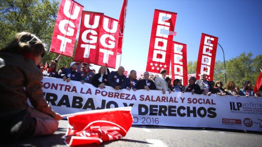 Miles de personas han participado en manifestaciones en Madrid (capital española), en contra de la pobreza salarial y social, 1 de mayo de 2016.