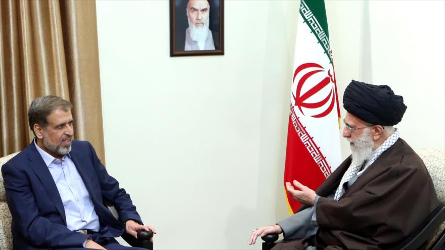 El Líder de la Revolución Islámica de Irán, el ayatolá Seyed Ali Jamenei, recibe al secretario general del movimiento de la Yihad Islámica de Palestina, Ramadán Abdolá Shalah, en Teherán, capital persa, 1 de mayo de 2016.