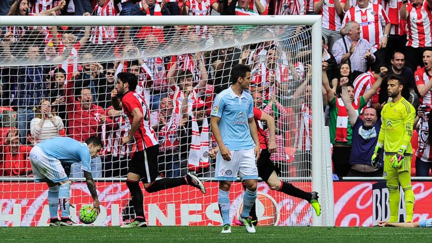 El defensa de Athletic Bilbao, Mikel San Jose (segundo desde izquierda), celebra el gol de su equipo, en un partido contra el Celta de Vigo en La Liga, 1 de mayo de 2016