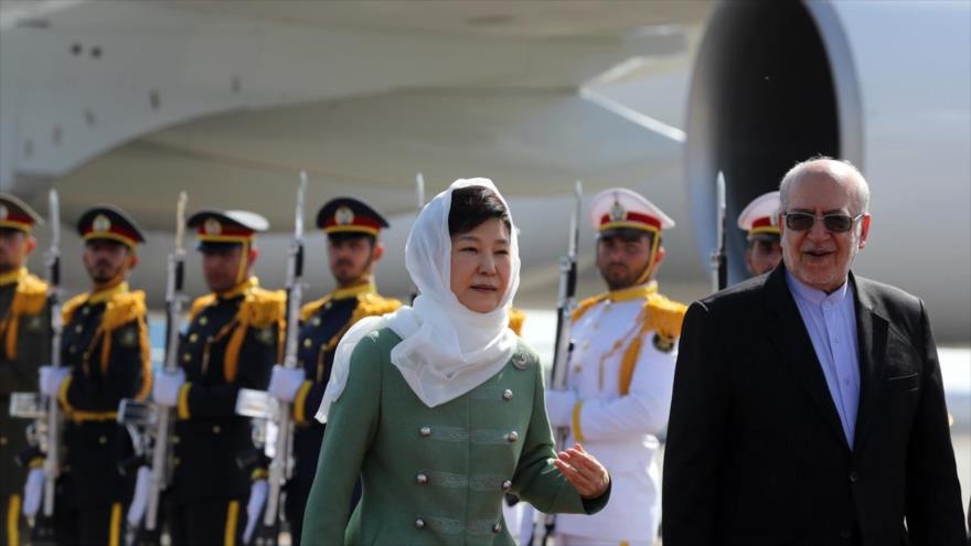 La presidenta surcoreana, Park Geun-hye, ha sido recibida en el aeropuerto internacional de Mehrabad por el ministro iraní de Industria, Minas y Comercio, Mohamad Reza Nematzadeh, 1 de mayo de 2016.