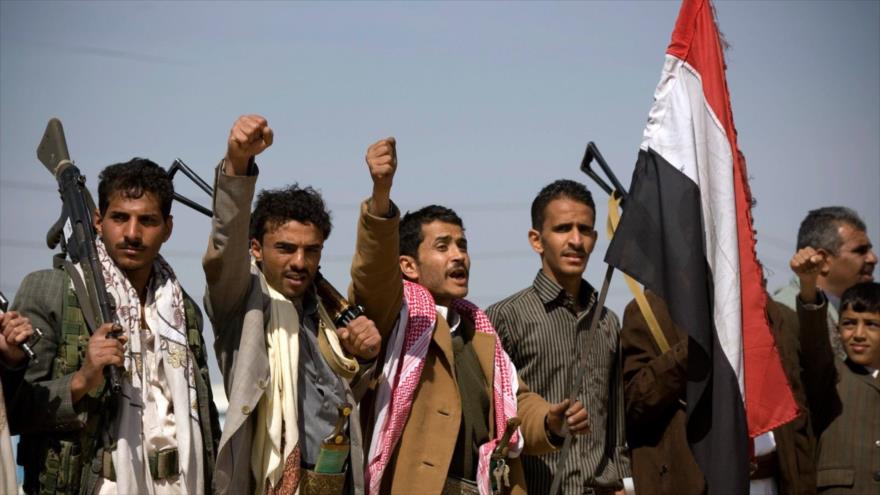 Combatientes del movimiento popular yemení Ansarolá.